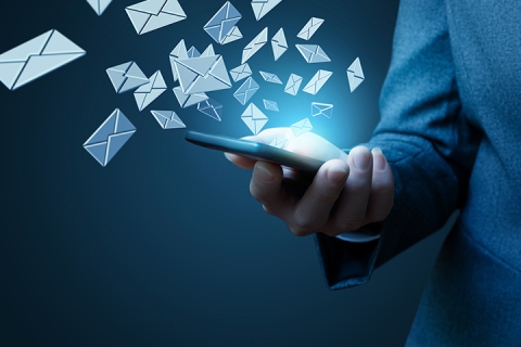 Femme d'affaires travaille avec des e-mails sur fond bleu.