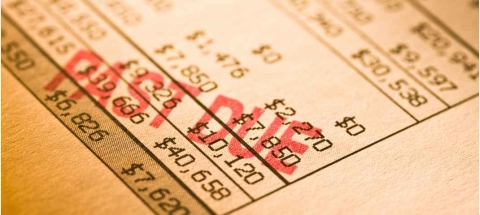 Facture papier avec « arriéré » estampillé à l’encre rouge