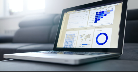Ordinateur avec tableau de bord des KPI à l’écran