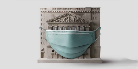 Un masque devant le bâtiment du NYSE