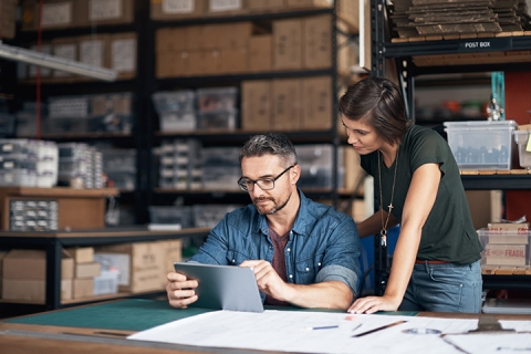 homme et femme qui regarde la tablette dans un ouvrier