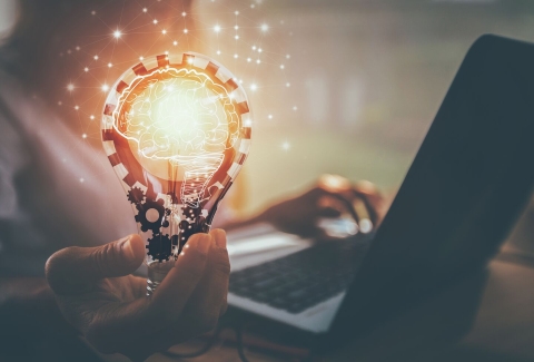 Ampoule émettant de l’énergie, de l’innovation, de la créativité et de l’avenir numérique