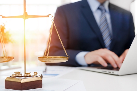 homme qui travail a son bureau, symbolise la loi et la justice