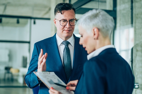 gens d'affaires qui travail sur un projet important