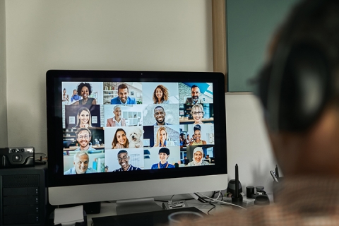 homme d'affaire qui parle avec son equipe et leur client sur son ordinateur via conference de video