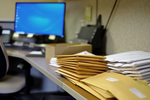 Une pile de courrier sur un bureau