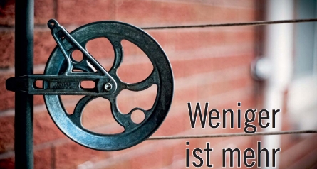 Gebäudeeingang mit einem Rad