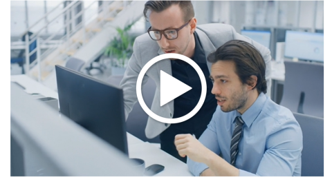 Zwei Männer schauen gemeinsam auf den Computerbildschirm