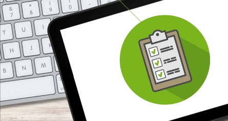 Tablet und Computertastatur