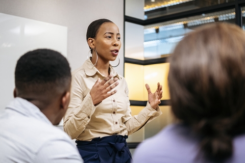 femme passionante qui parle a un audience sur un sujet important dans une espace de reunion