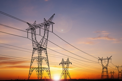 Pylônes électriques au coucher du soleil