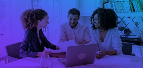 Büroleben - Menschen sitzen am Tisch und haben eine Besprechung