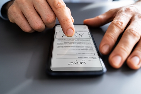 Signature numérique sur le document contractuel en ligne à l'aide d'un smartphone
