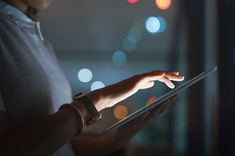 femme d'affaires méconnaissable utilisant une tablette numérique tout en travaillant tard