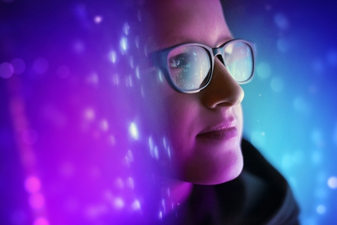 homme avec des lunettes qui regarde dans la distance, animations autour de lui