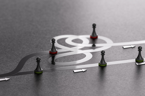 Illustration 3D de pions verts choisissant la meilleure voie à suivre au lieu de la pire. Concept de chemin droit