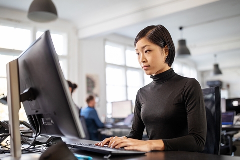 Femme d’affaires travaillant sur son ordinateur de bureau