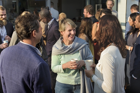 amis se réunissant dans une discussion communautaire