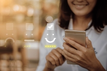 évaluation de la femme expérience cx avec smartphone