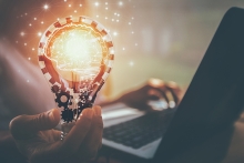 femme tenant une ampoule à la main symbolisant l'innovation