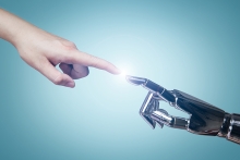 Main humain touch le doight robotique