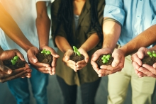 Menschen die Pflanzenerde in den Händen halten