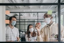 gens d'affaires réfléchissent au travail pendant la pandémie de Covid-19