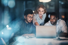 Menschen die auf den Laptop schauen