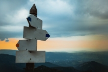 Paysage de montagne au coucher du soleil.