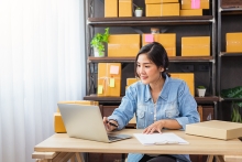 Personne travaillant au bureau à domicile