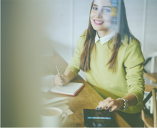 Frau mit Notitzblock