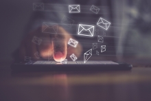 Icônes de messagerie numérique projetées à partir d’un smartphone sur une table