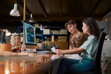 Zwei Frauen am Büroschreibtisch