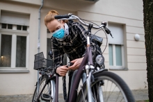 Une femme verrouille un vélo dans la ville.