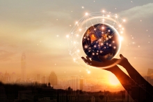 Weltkugel mit globalen Vernetzungen - gehalten in Händen