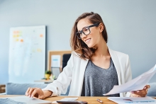 jeune femme travaillant avec un ordinateur portable et des documents
