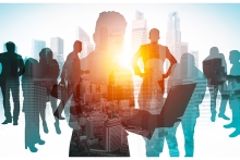 image de nombreux hommes d'affaires ensemble en groupe sur fond de vue sur la ville avec immeuble de bureaux montrant le succès du partenariat de l'affaire.