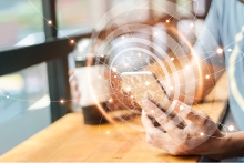 Homme utilisant une connexion au réseau mondial mobile sur l'écran virtuel des médias sociaux. Technologie numérique et mise en réseau.