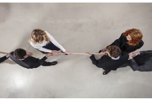 Un homme et une femme d'affaires rivaux s'affrontent au bureau en tirant sur la corde